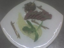 Magret de pato ao molho de lentilhas com polenta cremosa e shitake flambado