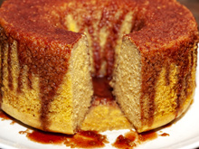 Bolo de fubá com calda de goiabada