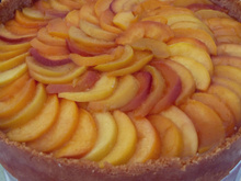 Torta de pêssego com creme pâtissière de cream cheese e massa de bolacha