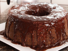 Com farinha, com leite e com açúcar: receita de bolo fofinho de chocolate de liquidificador fica muuuuito gostoso