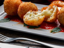 A visita avisou que ia chegar de última hora e você não sabe o que servir? Esse bolinho de arroz pode ser a sua salvação