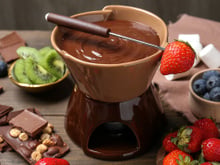 Descobri a melhor receita de fondue de chocolate e o segredo para ele nunca empedrar no TudoGostoso