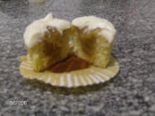 Cupcake de banana caramelizada com buttecream