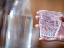 Eis o que acontece quando você bebe água com gás todos os dias, de acordo com nutricionistas