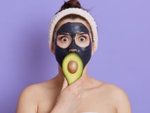 Skincare não é só creme: o que você come pode estragar a sua pele e você tá fazendo isso errado