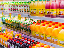 Na falta da fruta, como escolher o suco de caixinha mais saudável?