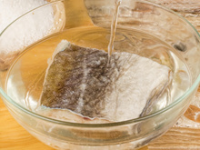 Como dessalgar bacalhau do jeito certo: TudoGostoso ensina o tempo ideal para cada tipo de preparo