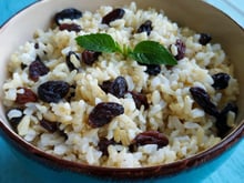 Polêmica de Natal: por que as pessoas colocam uva passa no arroz?