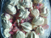 Delícia gelada de morango e suspiros