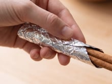 Carregar um pau de canela embrulhado em papel alumínio: para que serve e por que alguns o recomendam