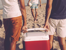Cerveja gelada na praia? Este é o cooler que todo mundo está comprando para deixar a bebida fria em qualquer lugar