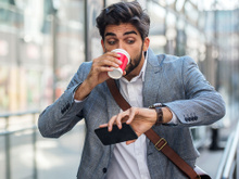 É isso que acontece com o corpo se tomar café depois das 15h: "O organismo precisa de 5 horas para eliminar metade da cafeína que você tomou"