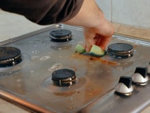 Aprenda como limpar o fogão do jeito certo e sem arranhar com truque simples e econômico