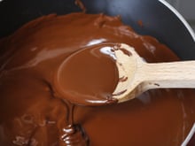 Calda de chocolate perfeita para bolo de cenoura: cremosa, rápida e irresistível