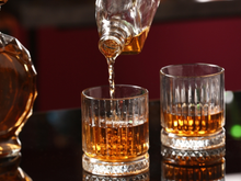 Whisky tem prazo de validade? Descubra quanto tempo a bebida dura depois de aberta e como armazenar