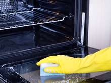 Diversos especialistas em limpeza concordam sobre como limpar a cozinha: "Eu sempre começo pelas coisas mais sujas. Primeiro o forno, depois a geladeira."
