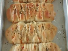 Pão caseiro recheado com pizza