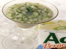 Suco de Ades pera com salsinha, limão e maçã