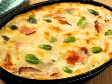 Lasanha de presunto e queijo com molho de tomate simples e gratinado perfeito