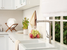 8 acessórios para deixar a pia da sua cozinha mais organizada e eficiente