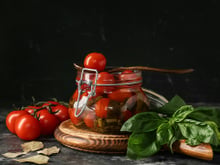Tomates-cereja marinados com manjericão: um aperitivo muito fácil que fica pronto em 10 minutos