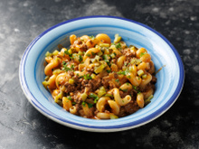 Macarrão sabor cheeseburger: prato com carne moída crocante é uma massa fácil que as crianças vão amar!