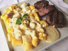 Nhoque de batata salsa com molho gorgonzola com escalopes de mignon