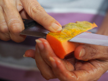 Se você tem cascas de mamão, você tem um tesouro: 5 maneiras de aproveitar essa parte do alimento