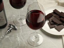 Vinho combina com chocolate? Experimente essa explosão de sabor na Páscoa com dicas de  sommelière