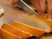 Pão caseiro fofinho: poucas pessoas sabem o segredo do forno que faz a massa crescer e encher de furinhos