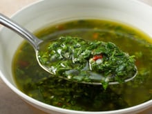 Os cozinheiros concordam: "Para deixar o chimichurri mais saboroso, não adicione mais vinagre, mas sim uma pitada de pimenta malagueta moída."