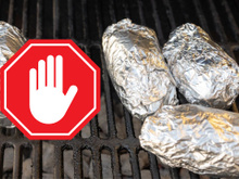 Pare já de embrulhar batatas assadas em papel-alumínio