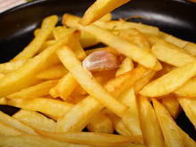 Batata frita na panela de pressão é a mais saborosa, crocante e sequinha que já comi na vida (e sem fazer bagunça na cozinha!)