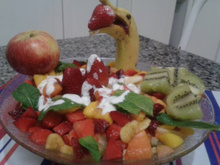 Salada de frutas refrescante com iogurte