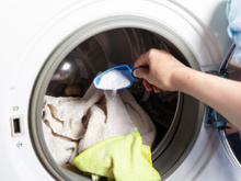 O truque simples com sal que as lavanderias não querem que você descubra: ele deixa a roupa branca como no primeiro dia