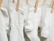 Suas meias brancas ainda parecem cinzas depois de lavadas? Na próxima vez, adicione isso à máquina de lavar e elas ficarão como novas