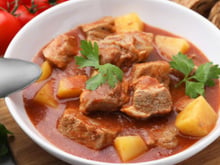 O goulash nunca é cozido com água: os chefs adicionam esse líquido – a carne derrete e o caldo fica muito mais espesso