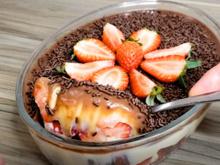 Bombom de morango na travessa: levei para o almoço na casa da minha amiga e todo mundo amou