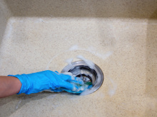 O truque simples com vinagre branco que deixa os ralos da casa sem cheiro