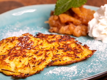 Panqueca crocante de batata-doce com queijo coalho é o meu jantar rápido preferido, fico só variando o recheio