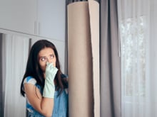 Como tirar cheiro de mofo do ambiente: dicas práticas para remover o mau odor de móveis, roupas e até paredes