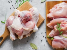 Para saber se o frango que está rolando na geladeira ainda está bom, você deve ficar atento a esses sinais