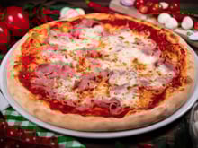 Adoro uma pizza feita em casa e essa massa fácil de fazer fica bem fofinha: já anota, salva ou printa a receita!