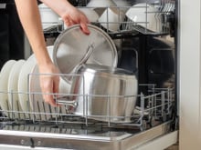 Panela de inox saiu manchada da lava-louças, o que fazer agora? Um ingrediente que todo mundo tem resolve o problema