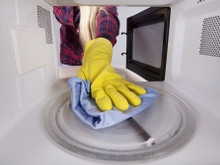 Não entre em pânico e saiba o que fazer: micro-ondas é terreno fértil para mais de 100 espécies de bactérias que podem causar doenças