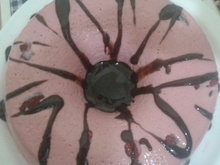 Pudim gelado de morango com calda de chocolate