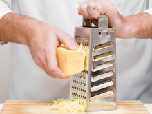 Para que serve cada lado do ralador? Essas são algumas funções que você talvez não conheça, mas que vão facilitar a vida na cozinha, segundo o TudoGostoso