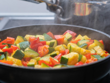 Essa receita de abobrinha à mexicana que eu aprendi com a minha vizinha é gostosa e nutritiva, perfeita para marmita!