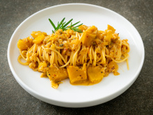 Precisando de um jantar fácil? Esse macarrão com molho de abóbora fica pronto em 20 minutos