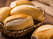 Air fryer salva o pão dormido: truque simples deixa o francês crocante e com sabor de padaria